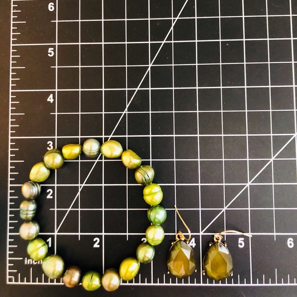 Vintage Green Pearl Bracelet & Earrings - Picture 9 of 10